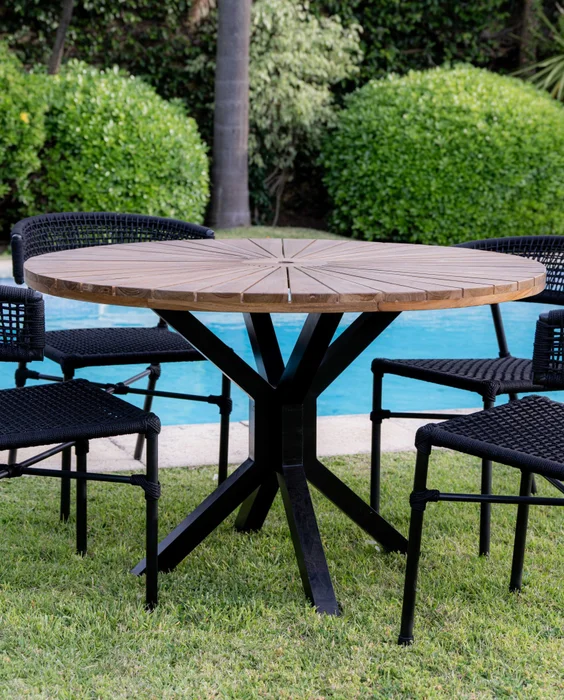 Mesa en madera de teca y caño de aluminio negro en Madera natural - Mesas de comedor, Uruguay | Entrecasa, vista 2