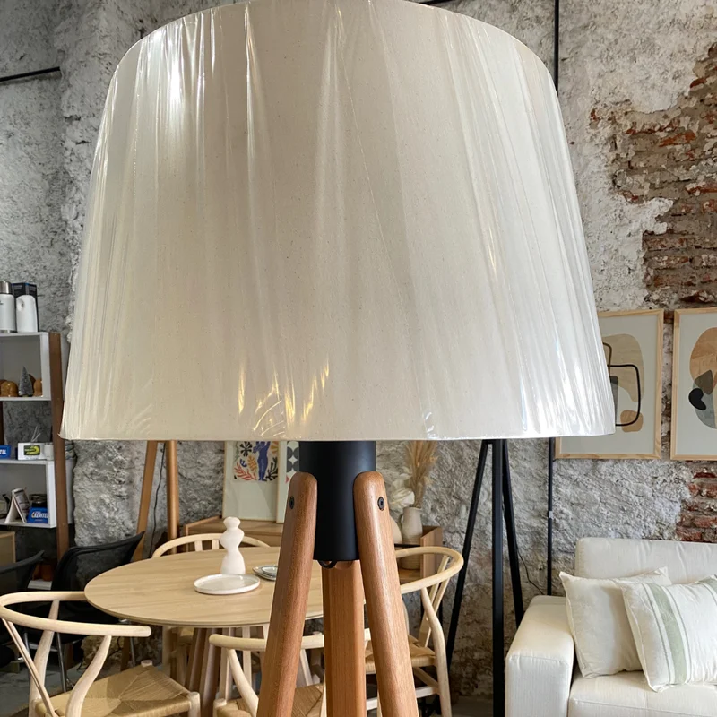 Lámpara de Pie Trípode Desmontada - Natural / Miolo Negro en Madera natural - Lámparas de pie, Uruguay | Berna Home, vista 4