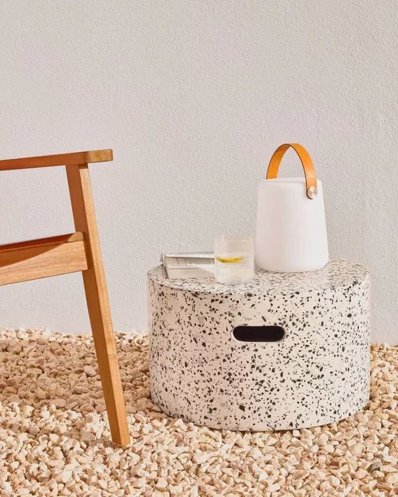 Mesa de centro redonda exterior Jenell terrazo blanco Ø 52 cm en Blanco - Mesas de living, Uruguay | Kavehome, vista 2