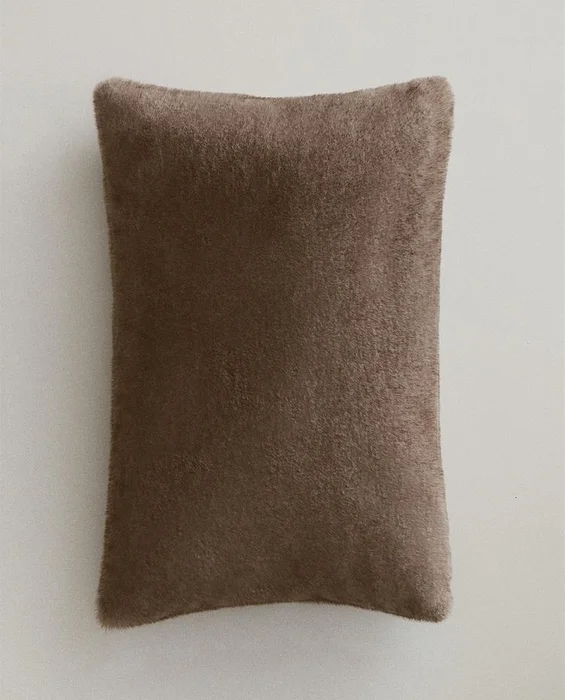 FUNDA COJÍN PELO en Marrón - Textiles, Uruguay | Zara Home