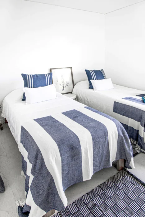 ALMOHADON CAPE STRIPE DENIM/BLANCO INTERIOR Y EXTERIOR en Multicolor - Textiles, Uruguay | Sentido Jose Ignacio, vista 3