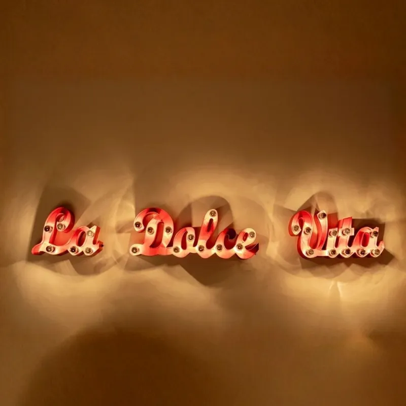 LUMINARIA DE PARED LA DOLCE VITA ROJO  en Rojo - Lámparas de mesa, Uruguay | Viasono