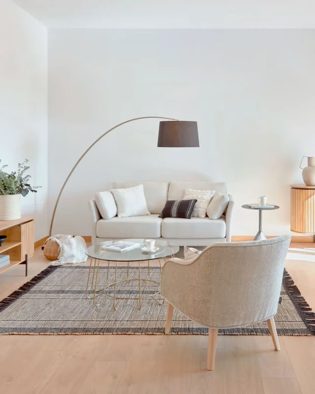 Butaca Bobly de chenilla beige y patas de madera acabado natural en Beige - Butacas, banquetas y puffs, Uruguay | Kavehome, vista 3
