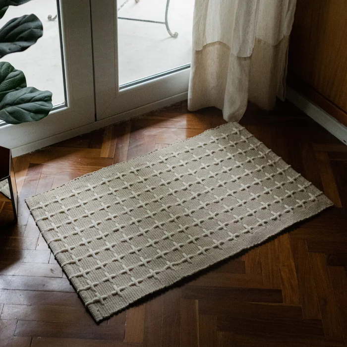 Alfombra algodón Cruces 50x80cm - Beige en Beige - Alfombras, Uruguay | Buho Store