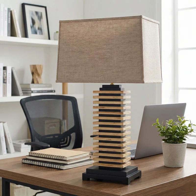 Lámpara de Mesa Tower Stack en Madera natural con base negra y pantalla tostada/beige - Lámparas de mesa, Uruguay | La Perla, vista 4