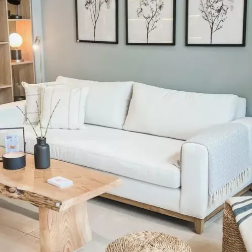 Sofá con zócalo tapizado Alice en Blanco - Sillones y sofás, Uruguay | Pieza Clave