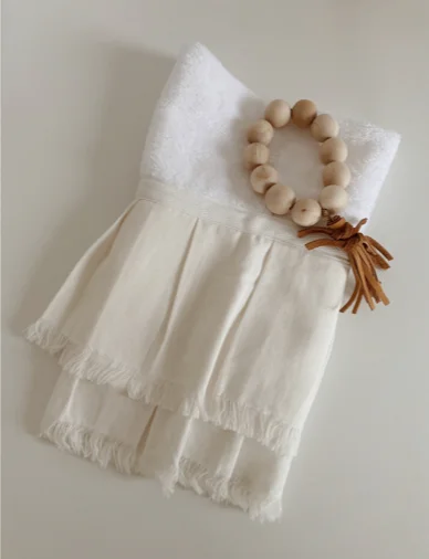 Toalla blanca con decenario de madera y cuero en Blanco - Decoración, Uruguay | Dreams On Time