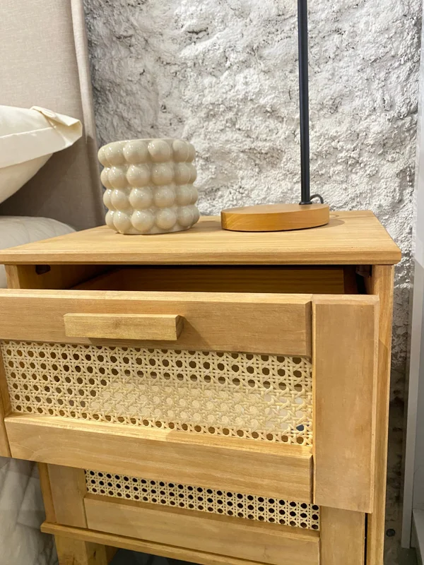 Mesa de Luz Madera de Pino y Rattán Natural – Linea Yakarta en Madera natural - Mesas de luz, Uruguay | Berna Home, vista 7