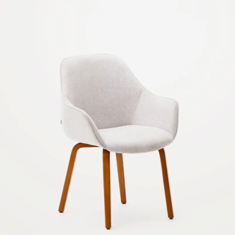 Silla Aleli de chenilla beige y patas de madera maciza de fresno con acabado nogal en Beige - Sillas, Uruguay | Kavehome
