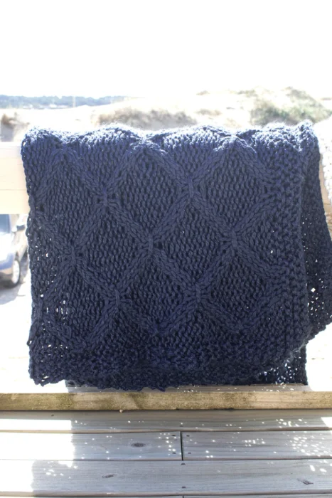THROW TEJIDO A MANO ACRILICO DIAMOND KNIT AZUL MARINO en Azul - Textiles, Uruguay | Sentido Jose Ignacio, vista 2