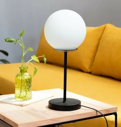 Lámpara de mesa con base negra en Negro - Lámparas colgantes, Uruguay | Decoramuss