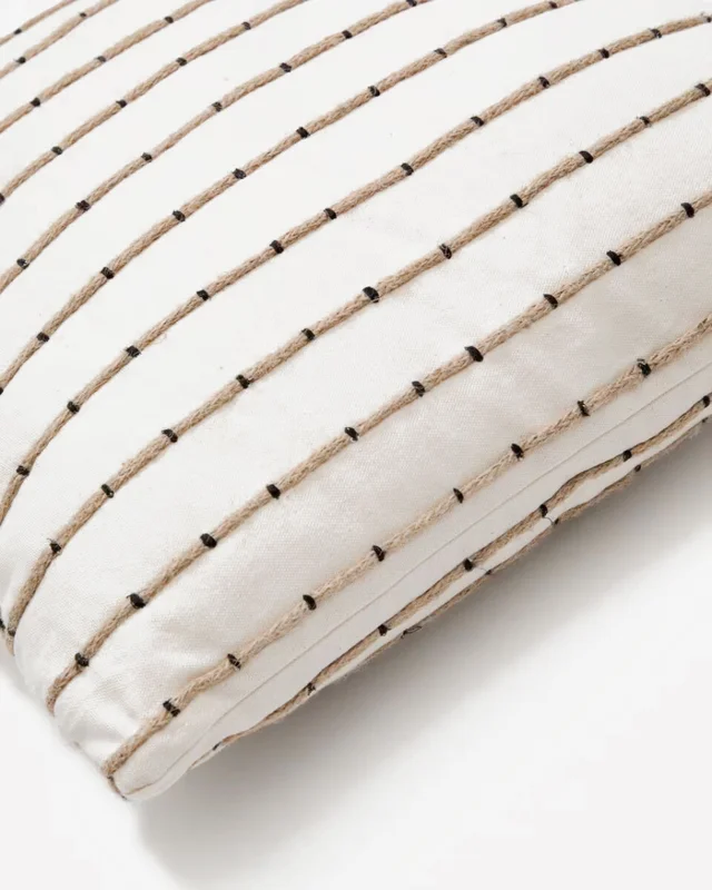Almohadón Auila 100% de algodón con bordado de yute 45 x 45 cm en Beige, Blanco, Negro - Textiles, Uruguay | Kavehome, vista 3
