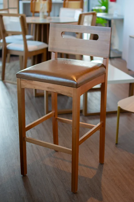 Banqueta Mia - Madera Maciza en Madera natural - Butacas, banquetas y puffs, Uruguay | Balton, vista 16