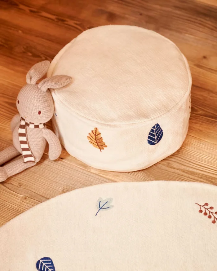 Puf Yanil 100% algodón blanco con bordado de hojas multicolor Ø 40 cm en Multicolor - Butacas, banquetas y puffs, Uruguay | Kavehome, vista 2