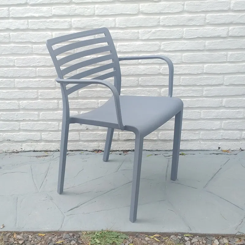 Lama Armchair | Josep Lluscà en Blanco - Sillas, Uruguay | Mad for Modern