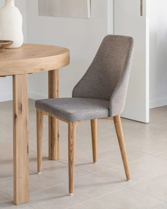 Silla Rosie de chenilla y patas de madera maciza de fresno con acabado natural - marrón en Marrón, Natural - Sillas, Uruguay | Kavehome, vista 2