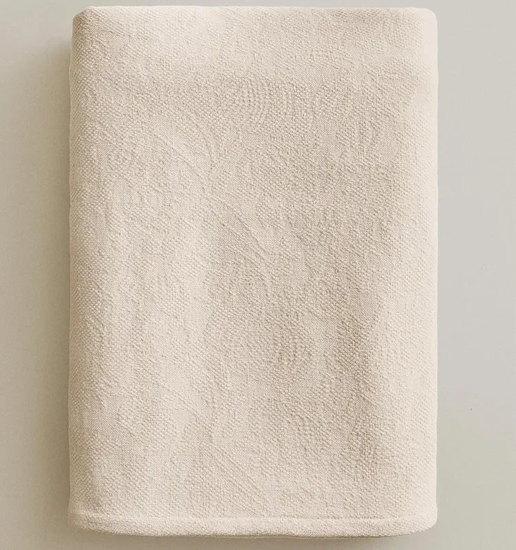 MANTA CHENILLA JACQUARD en Beige - Textiles, Uruguay | Zara Home