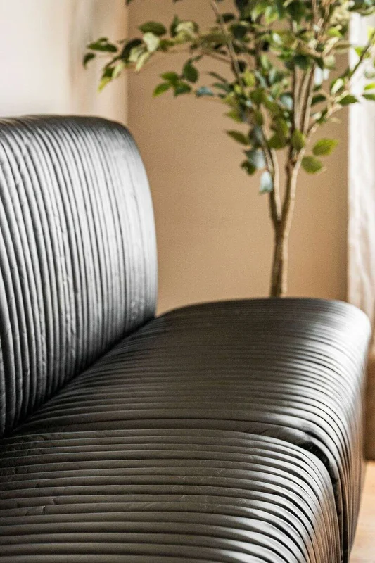 SILLON DE COMEDOR FERRARO - CUERO ITALIANO NEGRO - 1.53 MTS en Negro - Sillones y sofás, Uruguay | La Iberica, vista 17