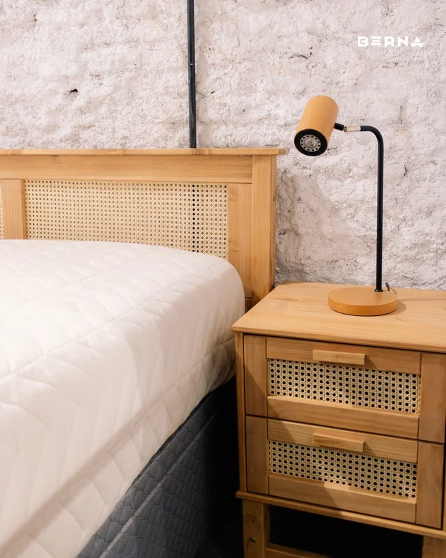 Mesa de Luz Madera de Pino y Rattán Natural – Linea Yakarta en Madera natural - Mesas de luz, Uruguay | Berna Home, vista 4