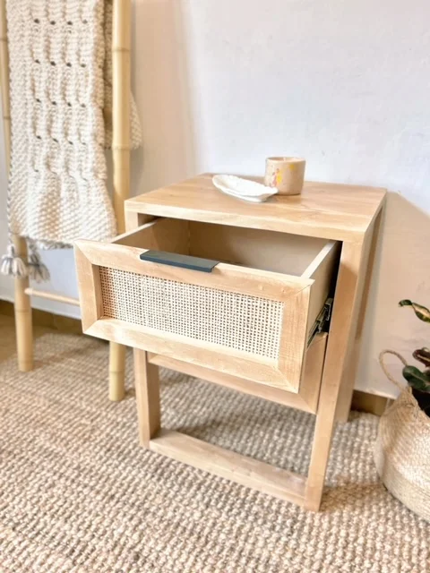 Mesa de luz con esterilla de viena natural y agarres negros en Madera natural - Mesas de luz, Uruguay | Decoramuss, vista 2