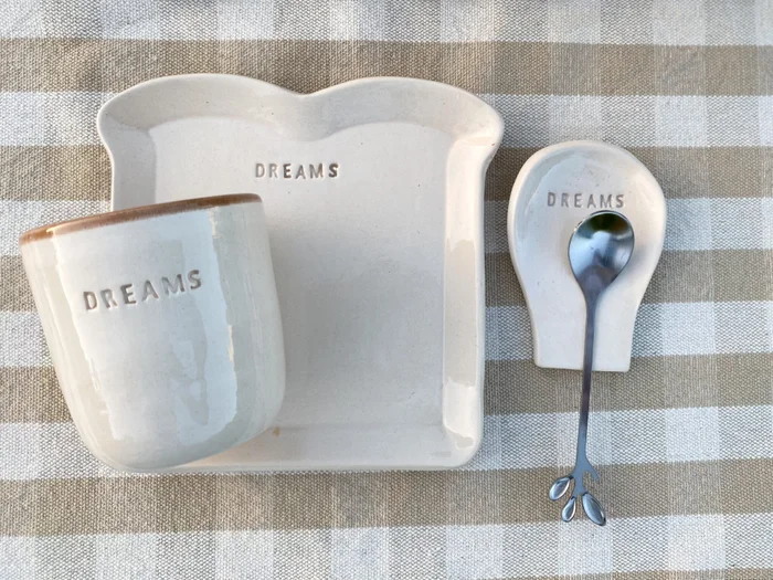 Kit desayuno con vaso de cerámica, apoya cucharas, plato y cucharita en Beige - Decoración, Uruguay | Dreams On Time, vista 2