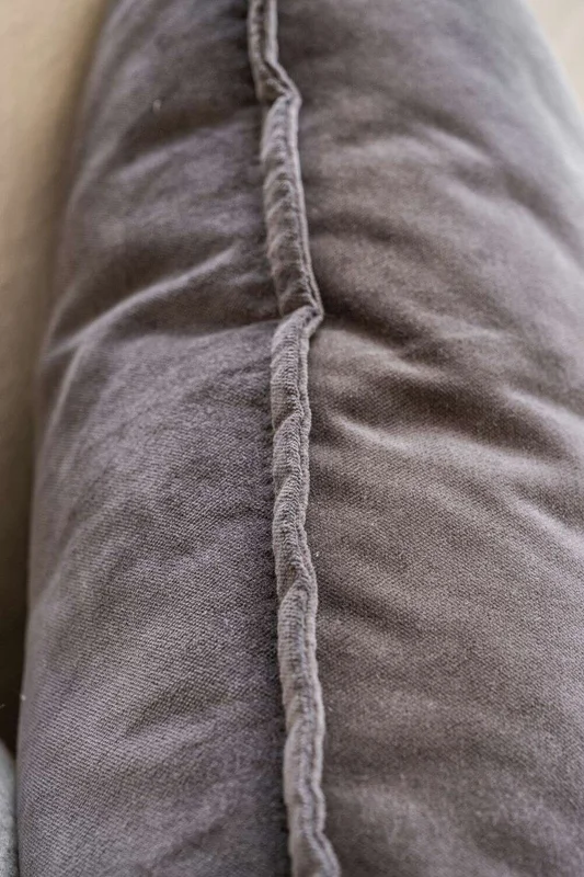 ALMOHADON TERCIOPELO GRIS - 55 X 55 CMS en Gris - Textiles, Uruguay | La Iberica, vista 3