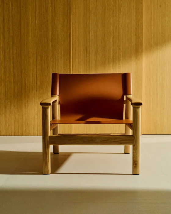 Butaca Jan de fibras de cuero reciclado - marrón claro y madera maciza de fresno con acabado tono natural FSC 100% en Marrón - Butacas, banquetas y puffs, Uruguay | Kavehome, vista 2