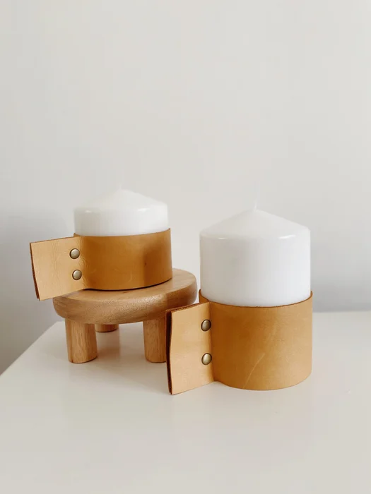 Velones calma con funda de cuero – Set x2 - Decoración, Uruguay | Dreams On Time