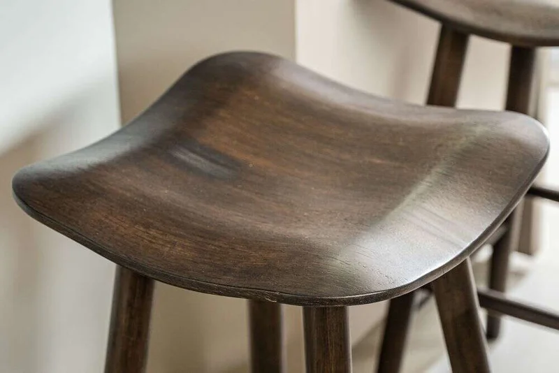 BANCO DE BAR FORMS - AVELLANA en Madera natural - Sillas, Uruguay | La Iberica, vista 3