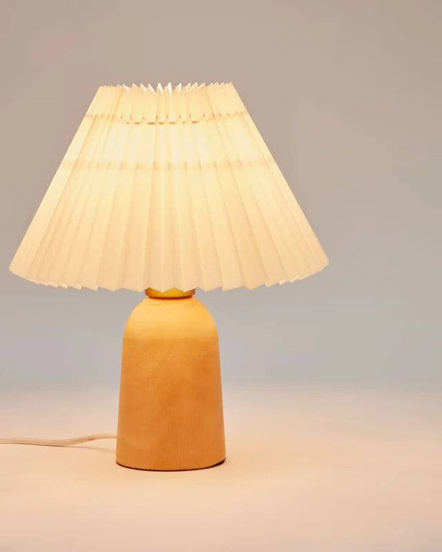 Lámpara de mesa Benicarlo de madera con acabado natural y beige en Beige - Lámparas de mesa, Uruguay | Kavehome, vista 3