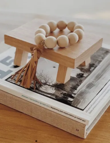 Banquito con decenario en madera y cuero - Decoración, Uruguay | Dreams On Time