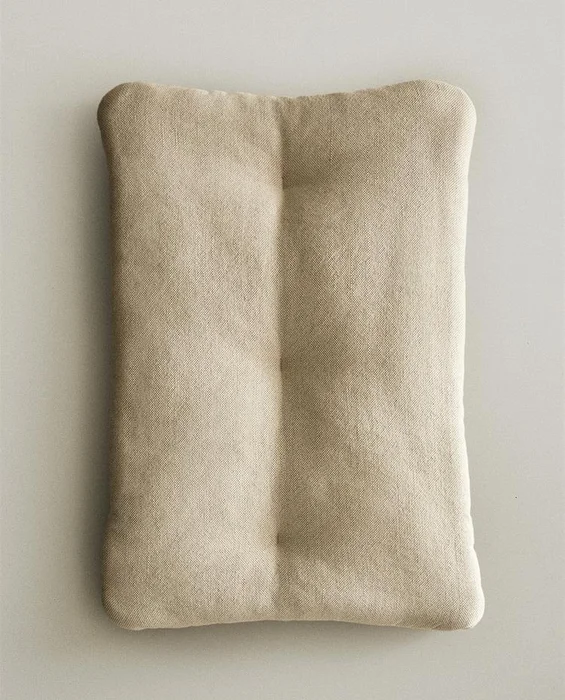 COJÍN ALARGADO LINO en Beige, Uruguay | Zara Home