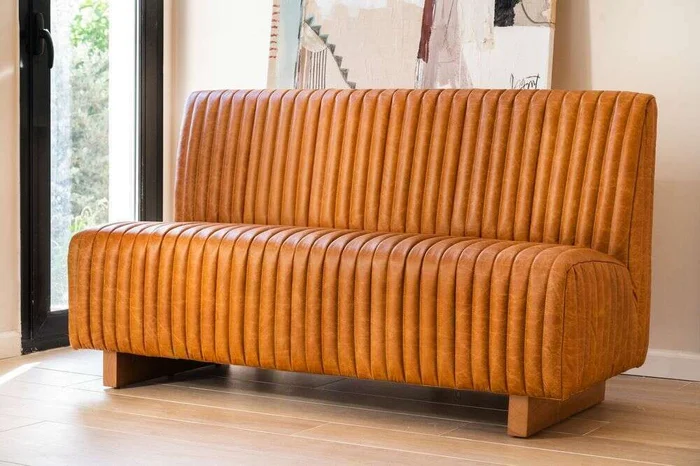 SILLON DE COMEDOR FERRARO - CUERO ITALIANO CARAMELO - 1.53 MTS en Marrón - Sillones y sofás, Uruguay | La Iberica