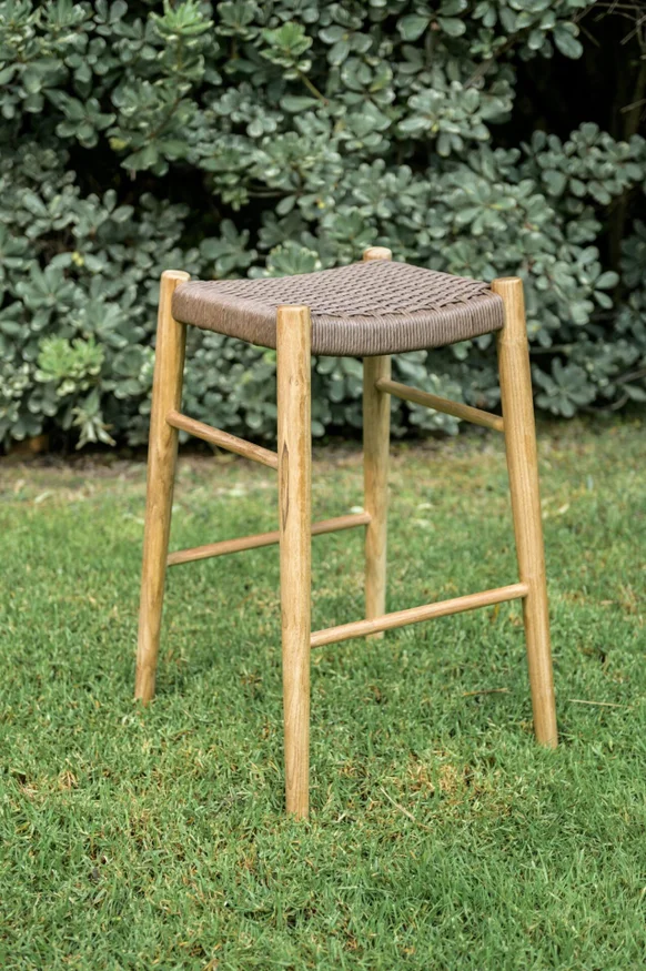 Banqueta de barra sin respaldo en teca y fibra en Madera natural - Butacas, banquetas y puffs, Uruguay | Entrecasa, vista 2
