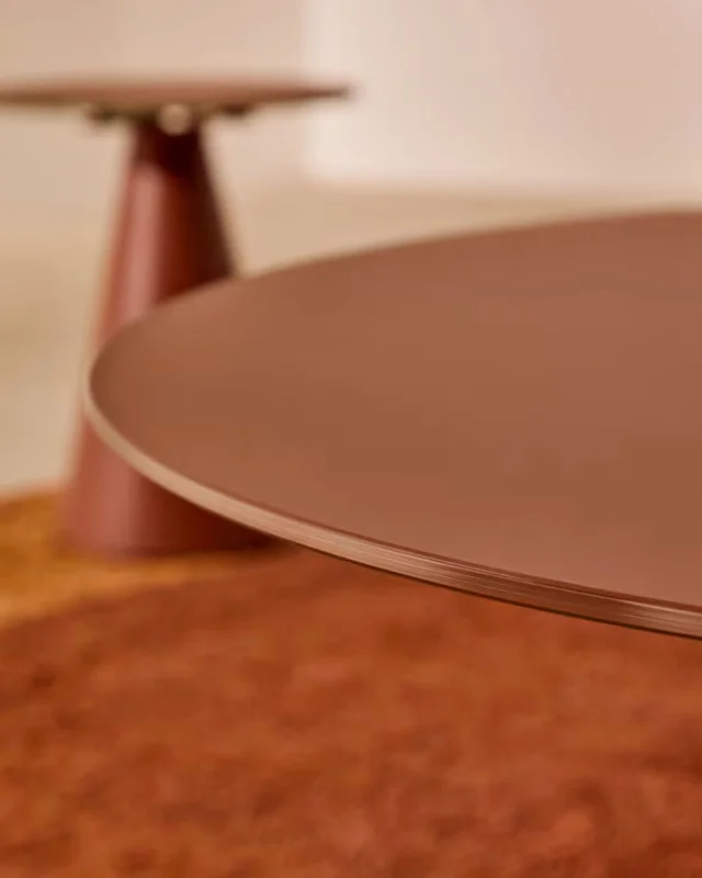 Mesa de centro Wilshire cristal templado glaseado y acero acabado pintado - terracota mate Ø80cm en Rojo - Mesas de living, Uruguay | Kavehome, vista 3