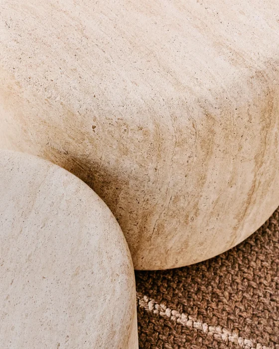 Mesa auxiliar Drasi de cemento con acabado efecto travertino - Ø46 cm en Beige - Mesas de arrimo, Uruguay | Kavehome, vista 4