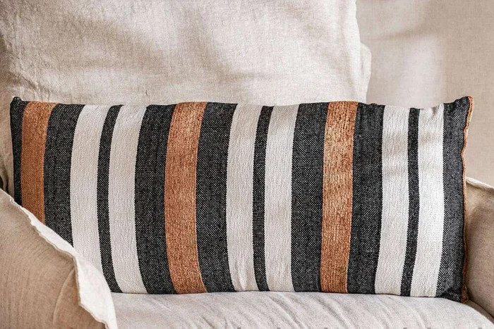 ALMOHADON RAYADO DENIM / CHOCO - 35 X 80 CMS en Multicolor - Textiles, Uruguay | La Iberica