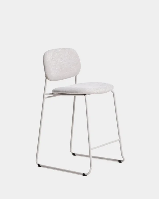 Taburete apilable Meli de chenilla beige y patas de metal beige 65 cm en Beige - Butacas, banquetas y puffs, Uruguay | Kavehome