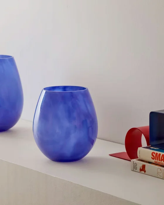 Jarrón Kelse de vidrio azul 21 cm en Azul - Jarrones, Uruguay | Kavehome, vista 2