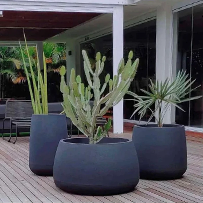 Maceta Bossa Baja en negro plomo y cemento - Macetas, Uruguay | Alta Gracia Deco, vista 5