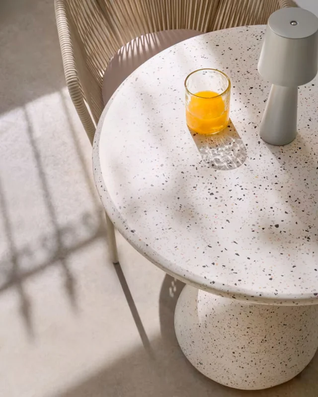 Mesa Saura - redonda de exterior de terrazzo blanco Ø 70 cm en Blanco - Mesas de comedor, Uruguay | Kavehome, vista 4