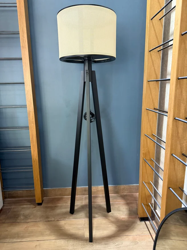 Lámpara de Pie Tripe Apollo – Negro en Madera natural - Lámparas de pie, Uruguay | Berna home, vista 2