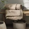 Manta throw acolchada SKOGSTRY 130x180 arena osc en Beige - Textiles, Uruguay | JYSK, vista 2 de 2