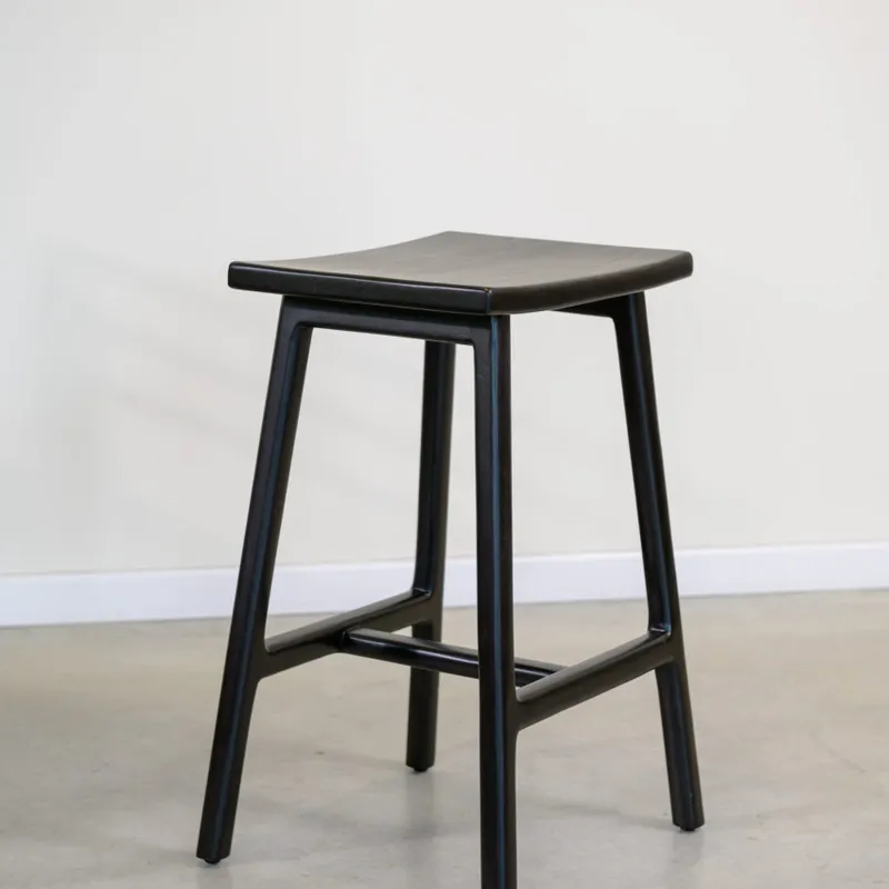 Banqueta de barra sin respaldo en madera teca negra en Negro - Butacas, banquetas y puffs, Uruguay | Entrecasa