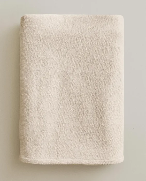 MANTA CHENILLA JACQUARD en Beige - Textiles, Uruguay | Zara Home