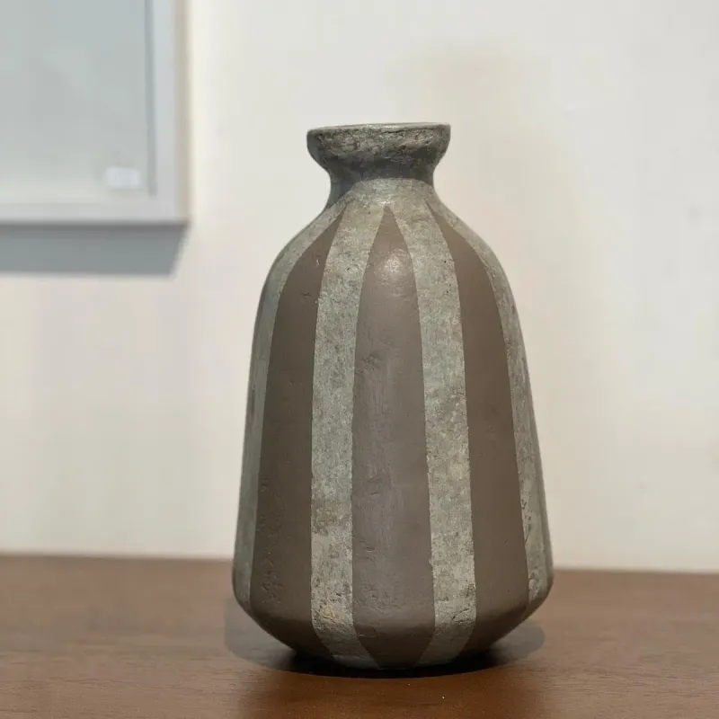 Botella alta rayas gris y marron en Multicolor - Jarrones, Uruguay | FMB
