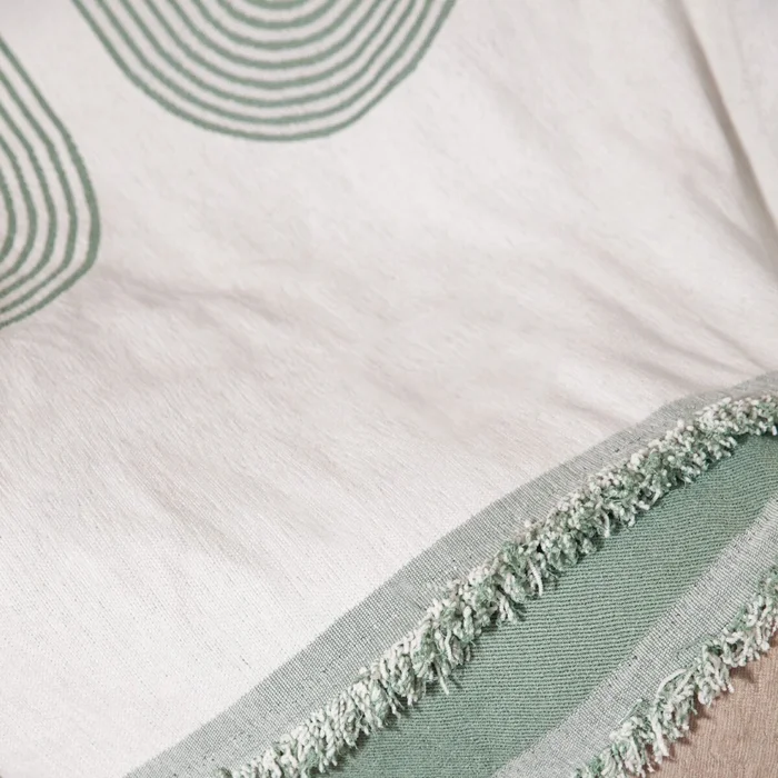Manta para sillón y cama con diseños semicírculo verde - 180 x 230 cm en Verde - Textiles, Uruguay | Buho Store, vista 4