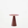 Mesa auxiliar Wilshire cristal templado glaseado y acero acabado - pintado terracota mate Ø50cm en Rojo - Mesas de arrimo, Uruguay | Kavehome, vista 1 de 7