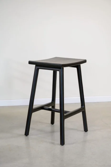 Banqueta de barra sin respaldo en madera teca negra - Butacas, banquetas y puffs, Uruguay | Entrecasa