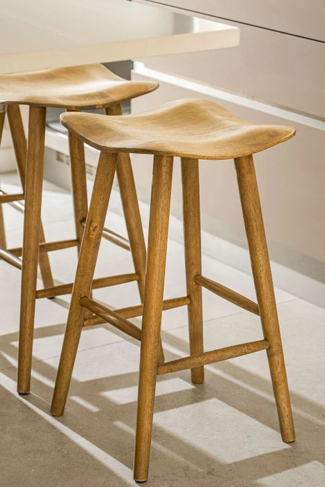 BANCO DE BAR FORMS - NATURAL en Madera natural - Sillas, Uruguay | La Iberica